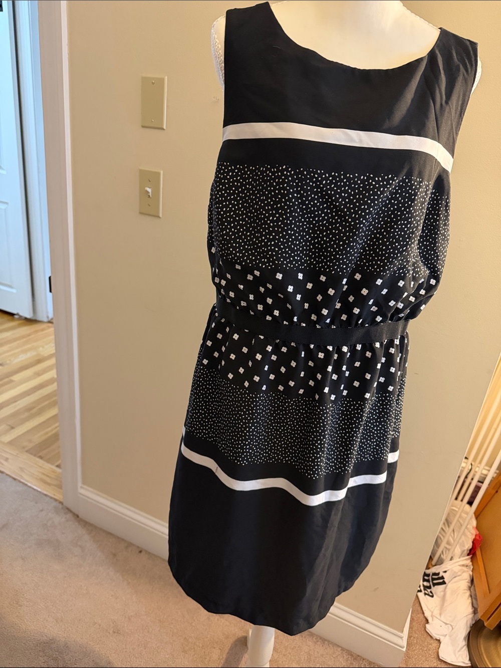 LOFT Black and White Sleeveless Patterned Shift Dress